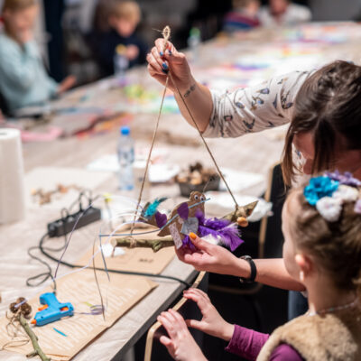 Okładka galerii "O! Kto siedzi na gałęzi" warsztaty twórcze I Dzieciaki na Piętrze 2022