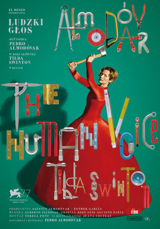 Zielone tło: Kobieta w czerwonej, balowej sukni, trzyma nad głową siekierę. Na całym plakacie, widnieją napisy złożone z narzędzi - reżyser, główna rola, oraz tytuł.