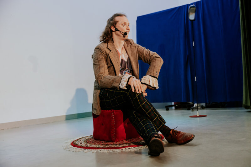 Aktor siedzi na scenie