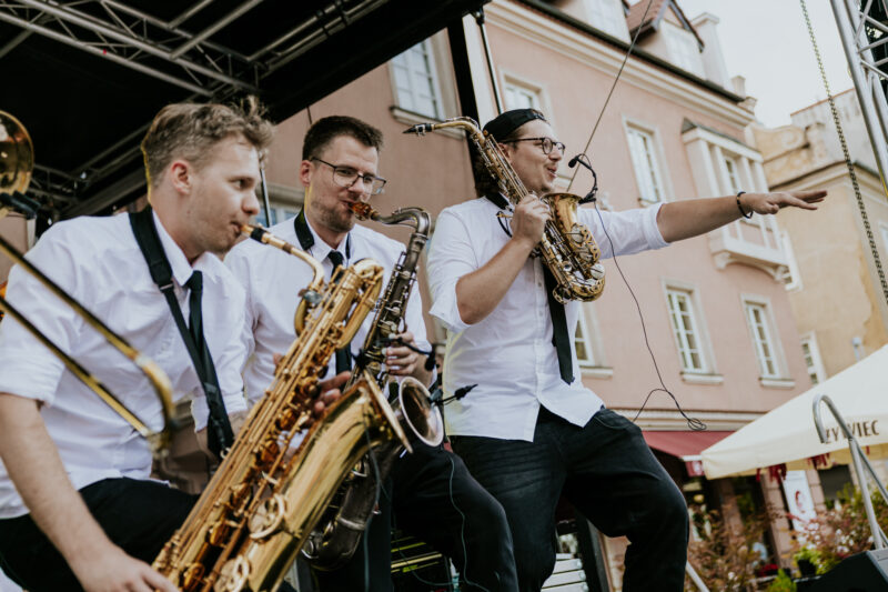 Okładka galerii Koncert Dizzy Boyz Brass Band i występ grupy tanecznej Skillart na Placu Kolegiackim